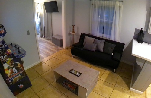 Clarkston Maison | Creekside oasis with movie room