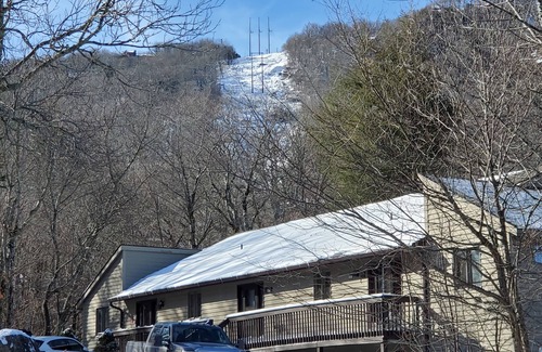 Beech Mountain Copropriété | CREEKSIDE w/ beautiful mountain views! Spacious quiet condo, walk to the slopes