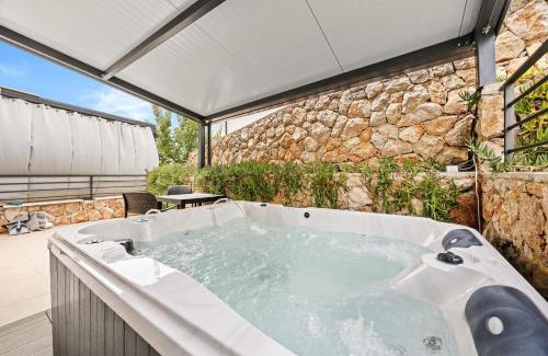 Cres Appartement | Crepsa Paradise with Jacuzzi - Couple Getaway