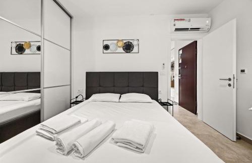 Cres Appartement | Crepsa Paradise with Jacuzzi - Couple Getaway
