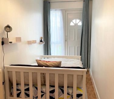 Chadwell Appartement | Crescent Apartment - Two bedroom