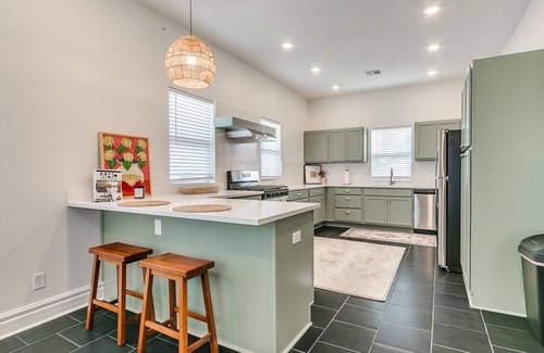 Crescent Maison | Crescent Clean and Ready! Wi-fi. Sleeps 7. Pets OK!