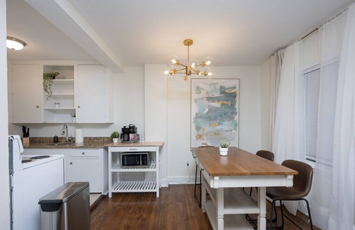 Historic Uptown Appartement | Crescent Lake Park 2 bedroom Plus Den