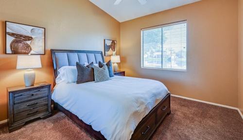 Chandler Maison | CRESCENT - Stunning Lake View with Pool, BBQ and Sunsets