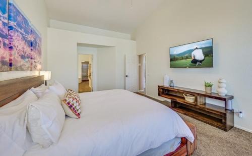 Chandler Maison | CRESCENT - Stunning Lake View with Pool, BBQ and Sunsets