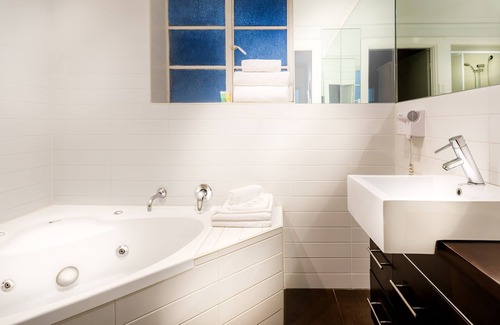 St Kilda Hôtel | Crest on Barkly