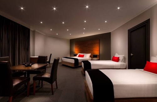St Kilda Hôtel | Crest on Barkly