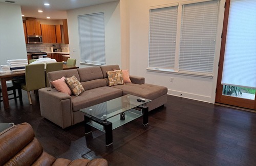 Brentwood Maison | Crestview Townhome - 10 mins from The Domain, 10 mins from Downtown