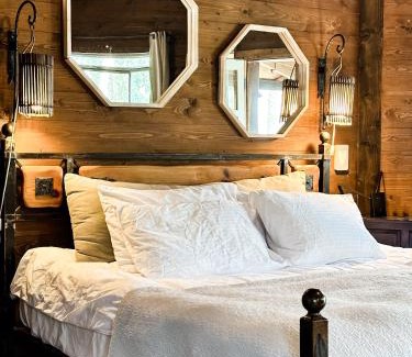 Ramot Cabine | Crimson View