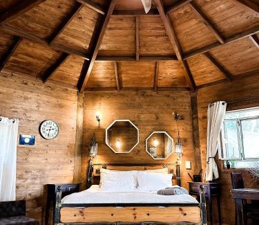 Ramot Cabine | Crimson View