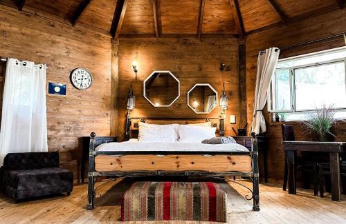 Ramot Cabine | Crimson View