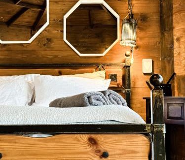 Ramot Cabine | Crimson View