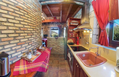 Platrithias Villa | Crimson Villa - Deux Chambres Villa, Couchages 4
