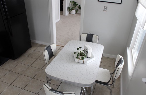 Cleveland Maison | Crisp 2 bedroom upstairs apartment in historic duplex