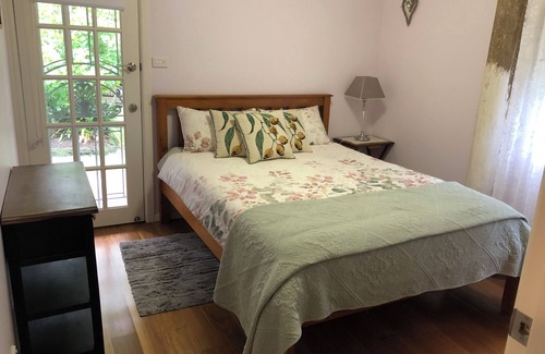 Falls Creek Autre | Crooby Cottage Farmhouse: close to Jervis Bay, private location, lush gardens