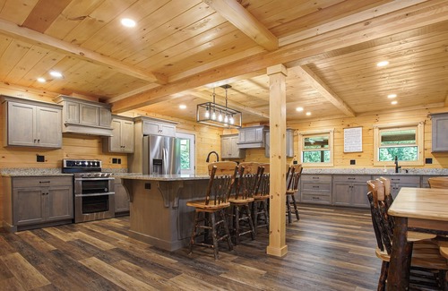 Equinunk Cabine | Crooked Creek Retreat w/ Pickleball, Fire Pit, Tennis and More!