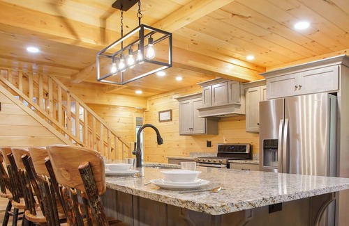 Equinunk Cabine | Crooked Creek Retreat w/ Pickleball, Fire Pit, Tennis and More!