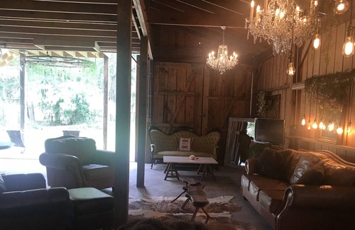 Hawthorne Autre | Cross Creek Farmhouse - Unique Farm Stay on Orange Lake!