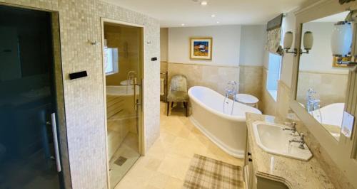 Glasgow Hôtel | Crossbasket Castle, Hotel & Restaurant