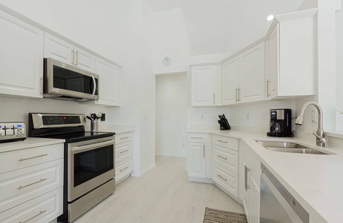 Crown Pointe Maison | Nouvellement répertoriés / photos à venir! Lanai couvert avec piscine chauffée par télévision, maison récemment rénovée avec 3 lits king!