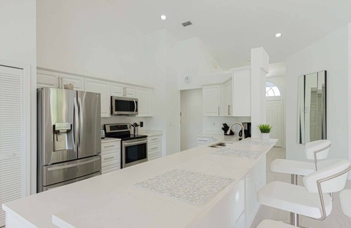 Crown Pointe Maison | Nouvellement répertoriés / photos à venir! Lanai couvert avec piscine chauffée par télévision, maison récemment rénovée avec 3 lits king!