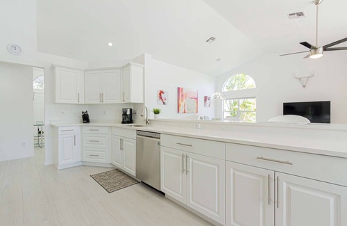 Crown Pointe Maison | Nouvellement répertoriés / photos à venir! Lanai couvert avec piscine chauffée par télévision, maison récemment rénovée avec 3 lits king!