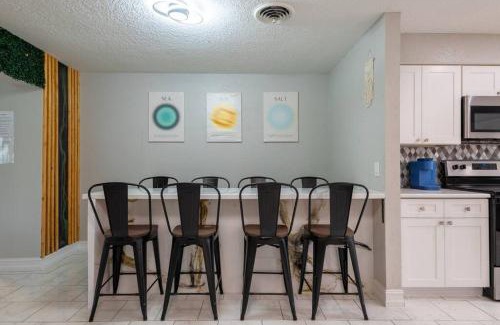 College Manor Maison | Cruise Haven with Pool, 15 Min to Port Canav & Beach