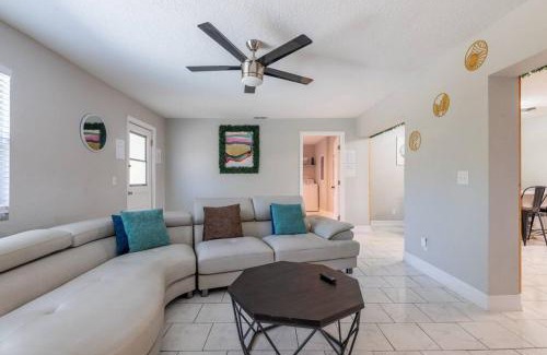 College Manor Maison | Cruise Haven with Pool, 15 Min to Port Canav & Beach