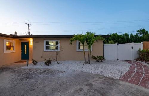College Green Estates Maison | Cruise-Ready Oasis 15min to Beach & Port Canav & Huge Pool