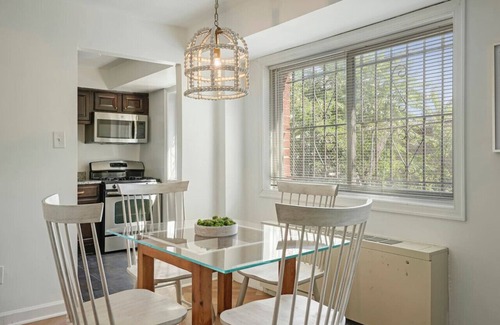 Aurora Highlands Appartement | Crystal City Boutique Flats / Free Parking 101