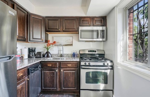 Aurora Highlands Appartement | Crystal City Boutique Flats / Free Parking 101