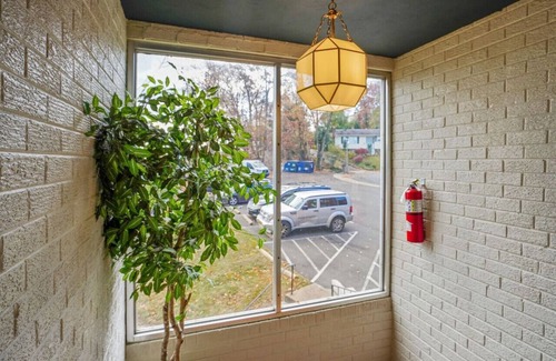 Aurora Highlands Appartement | Crystal City Boutique Flats / Free Parking 101