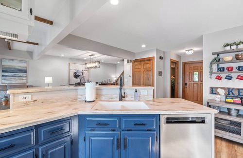 Plymouth Maison | Crystal Clear Lake, Hot Tub, Kayaks, SUP & Firepit