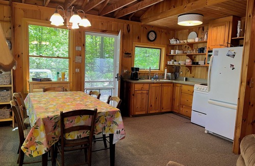 Frankfort Cottage | Crystal Lake Cozy, Cottage calme avec grande plage et pelouse