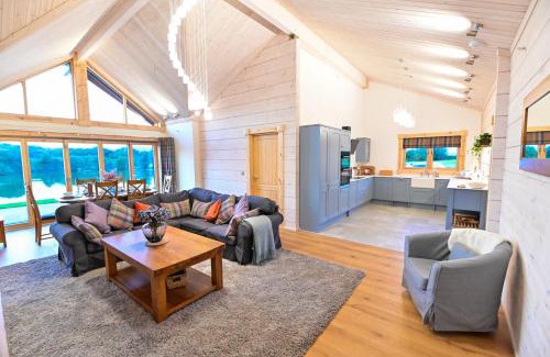 Graig Maison | Cuddfan Lodge on a Beautiful Lake