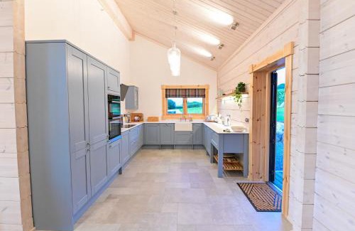 Graig Maison | Cuddfan Lodge on a Beautiful Lake