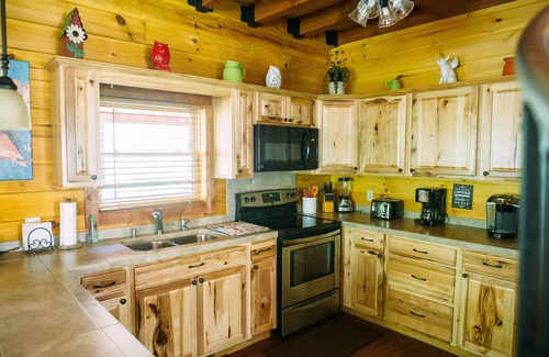 Shenandoah Cabine | Cabine de luxe Cuddly Cub avec bain à remous, wifi et cheminée à bois