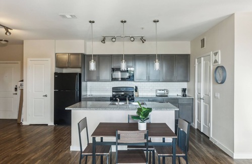Southeast Houston Appartement | Cullen 8202 I Modern Design I 2bd/2bth I Parking