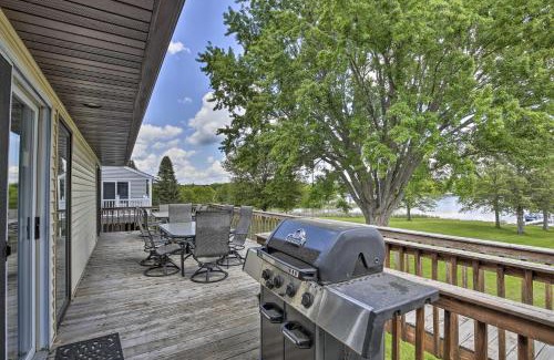 Cumberland Maison | Cumberland Retreat with Lakefront Yard and Dock