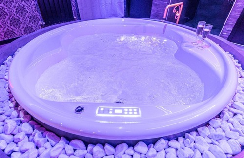 Navenne Appartement | CUPIDON love room : SPA & Douche sensorielle