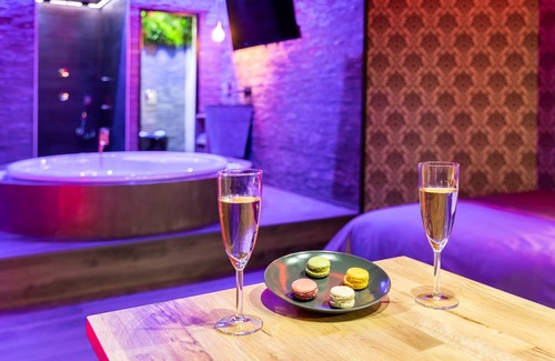 Navenne Appartement | CUPIDON love room : SPA & Douche sensorielle