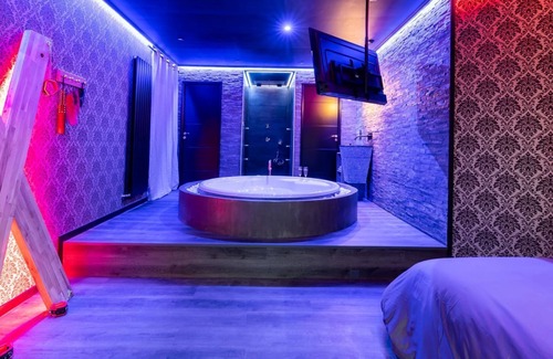 Navenne Appartement | CUPIDON love room : SPA & Douche sensorielle