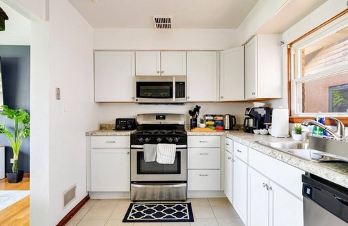 Westmont Appartement | Curated for Cozy Stays -2 Parking Spaces, Sleeps 4