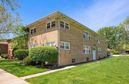 Westmont Appartement | Curated for Cozy Stays -2 Parking Spaces, Sleeps 4