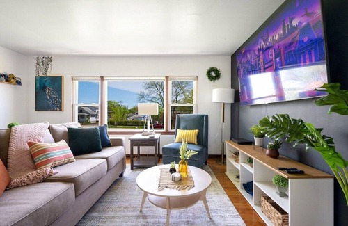 Westmont Appartement | Curated for Cozy Stays -2 Parking Spaces, Sleeps 4