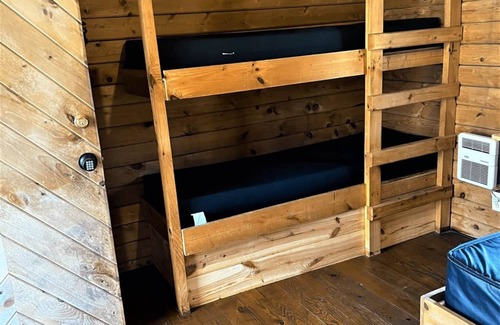 Helmsburg Cabine | Cabine-lit 3, pas de salle de bain, accès au pavillon de douche