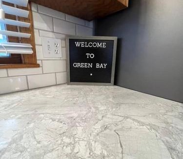 Green Bay Maison | Curly's Quarters (4 Bedroom Home) w/Lambeau view