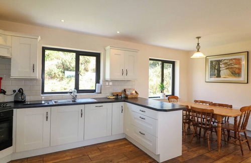Lauragh Cottage | CURRAHA, pet friendly, with open fire in Lauragh, County Kerry