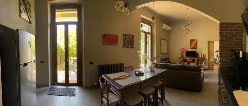 Malnate Appartement | Curt da Beta - Casa vacanze con giardino, in Corte del XVIII secolo