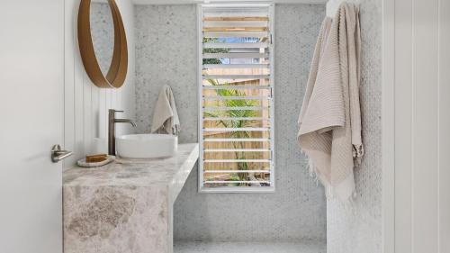 Yamba Maison | Cusacks Cottage - Coastal charm with artistic soul